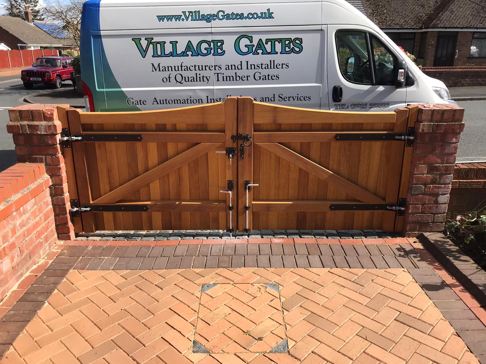 The back of an Idbigo hardwood mid-oak double gate in a Stockton design