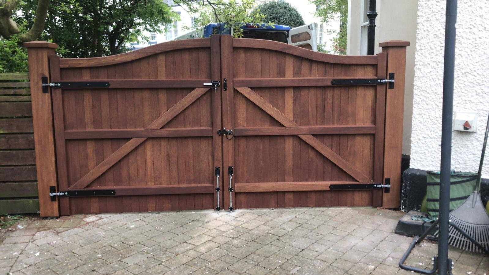 Hardwood Driveway Gates - Swan Neck Design - Stellar Gates